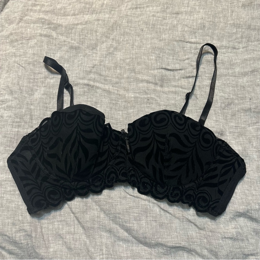 Frederick's of Hollywood Black Velvet Swirl Lace Bra Large Romantic Whimsigoth